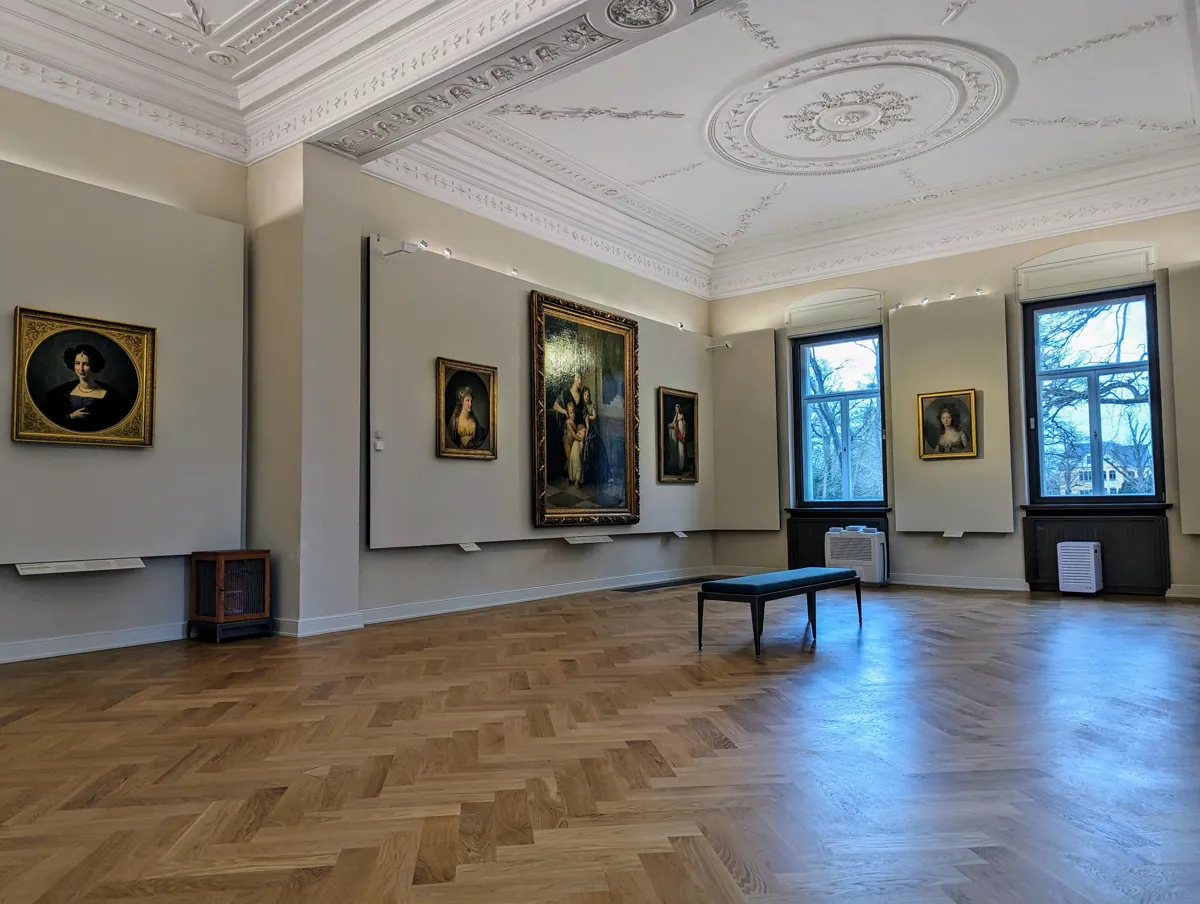 Ausstellungssaal der Anhaltischen Gemäldegalerie mit Stuckdecke und Gemälden