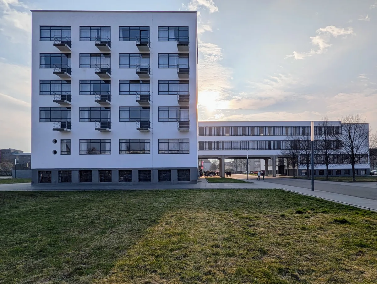 Bauhausgebäude Dessau mit Ateliertrakt und Brückenbau