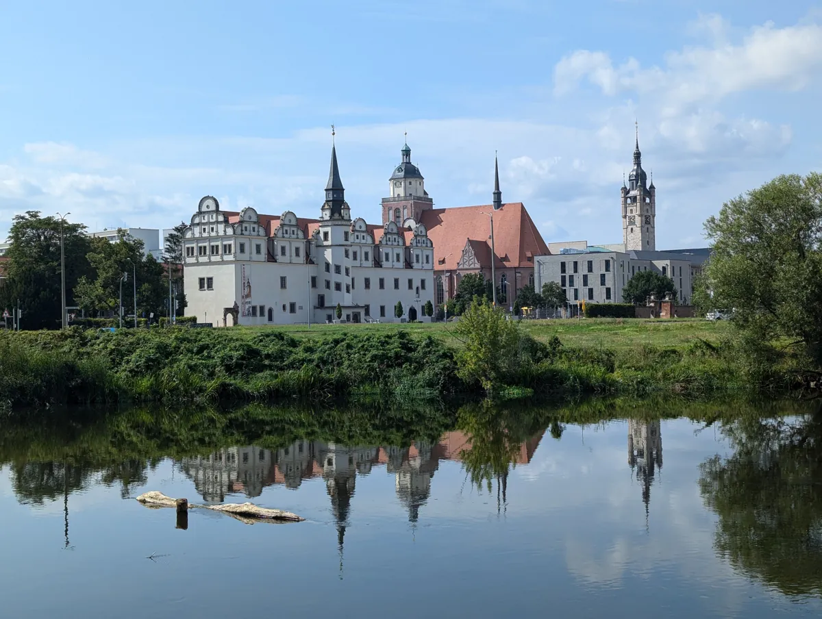 Johannbau, Marienkirche und Rathausturm in Dessau, gespiegelt in der Mulde