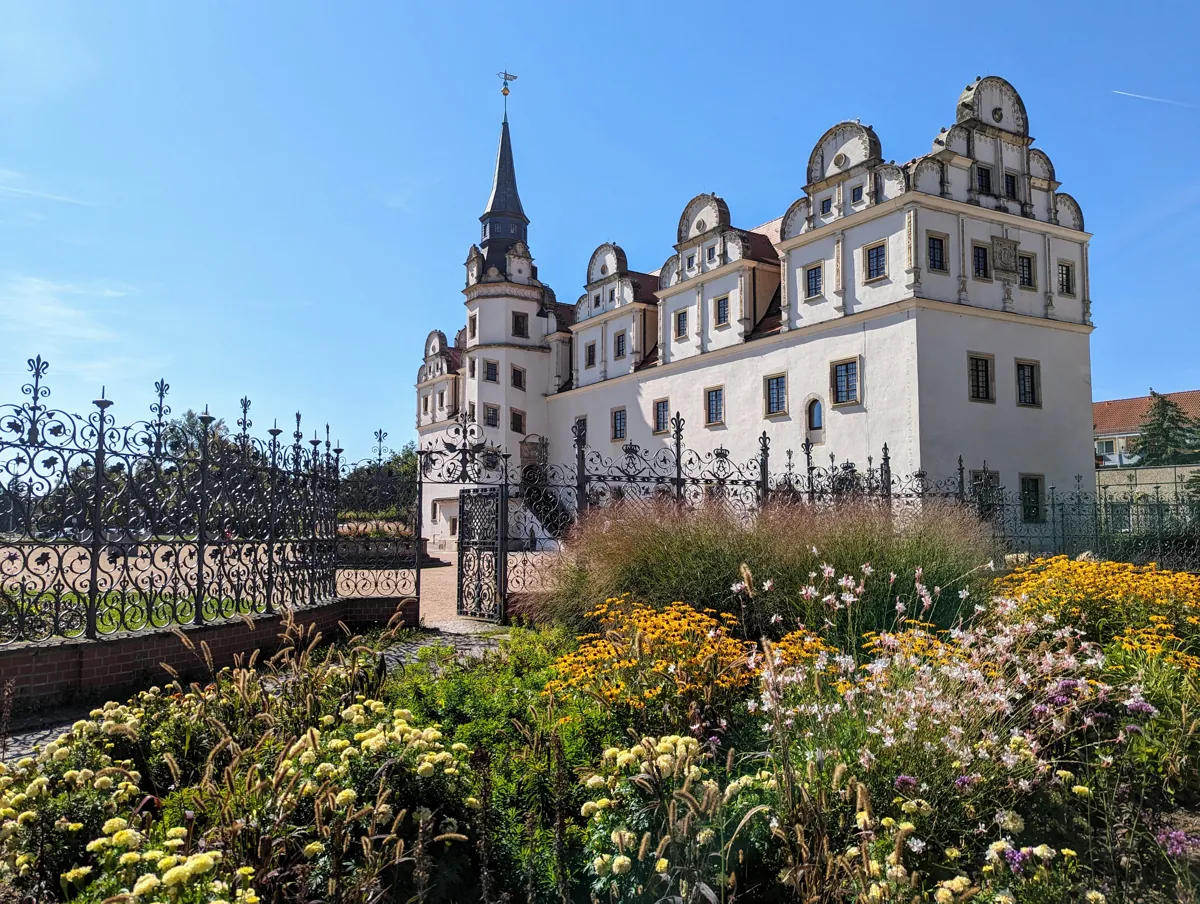 Johannbau am Schlossplatz in Dessau mit blühenden Beeten vor dem Zaun