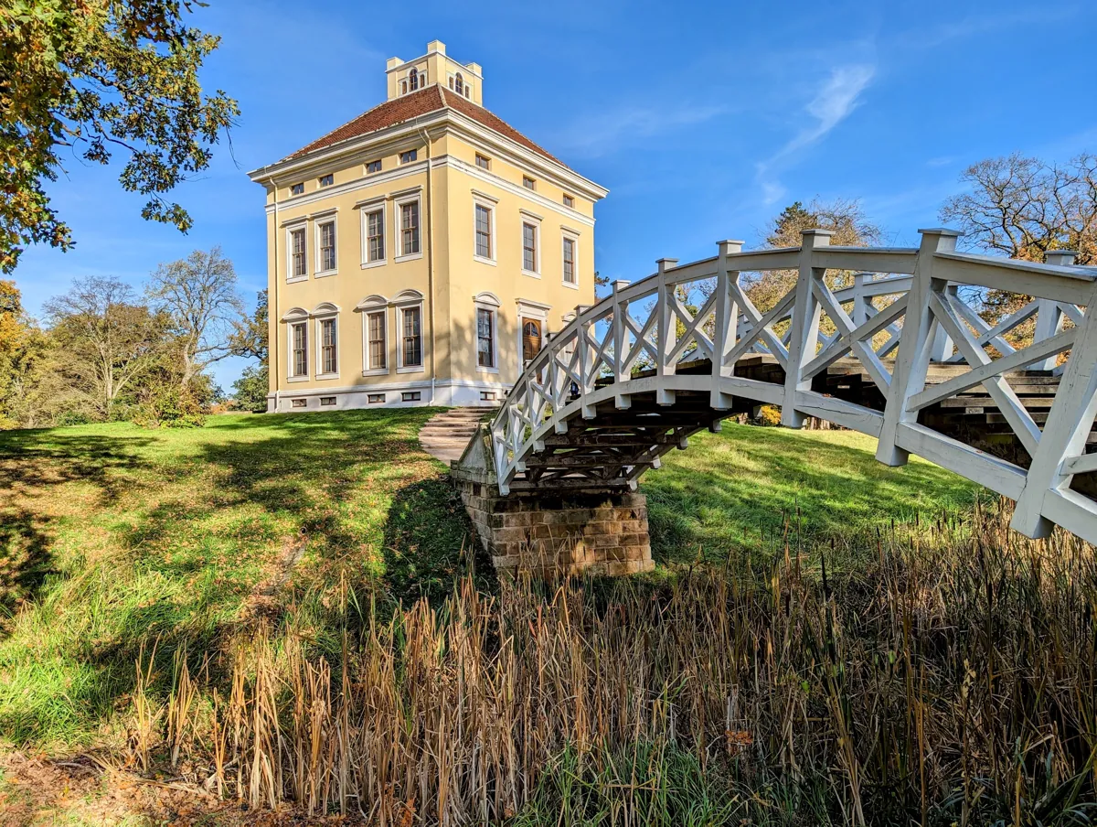 Schloss Luisium in Dessau-Waldersee mit der weißen Palladio-Brücke
