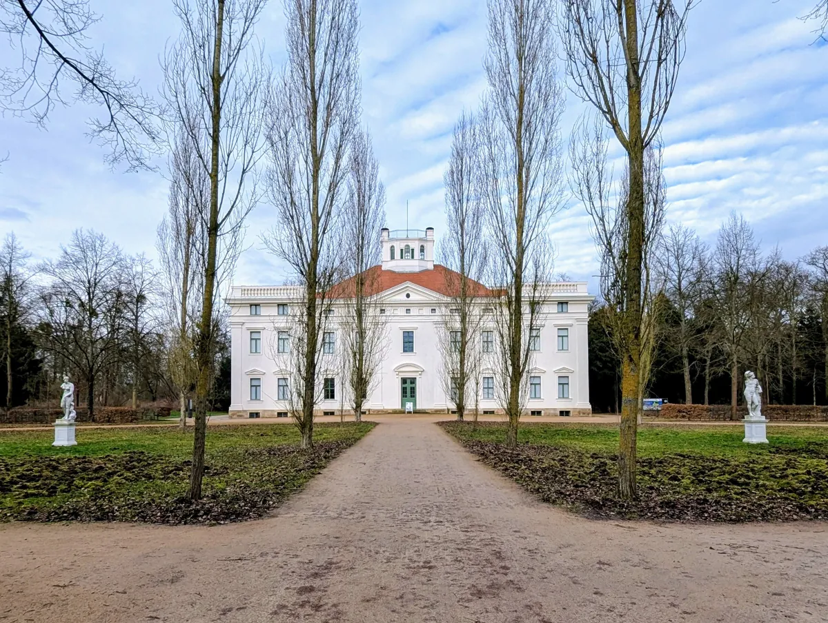 Schloss Georgium in Dessau mit Pappeln und Statuen