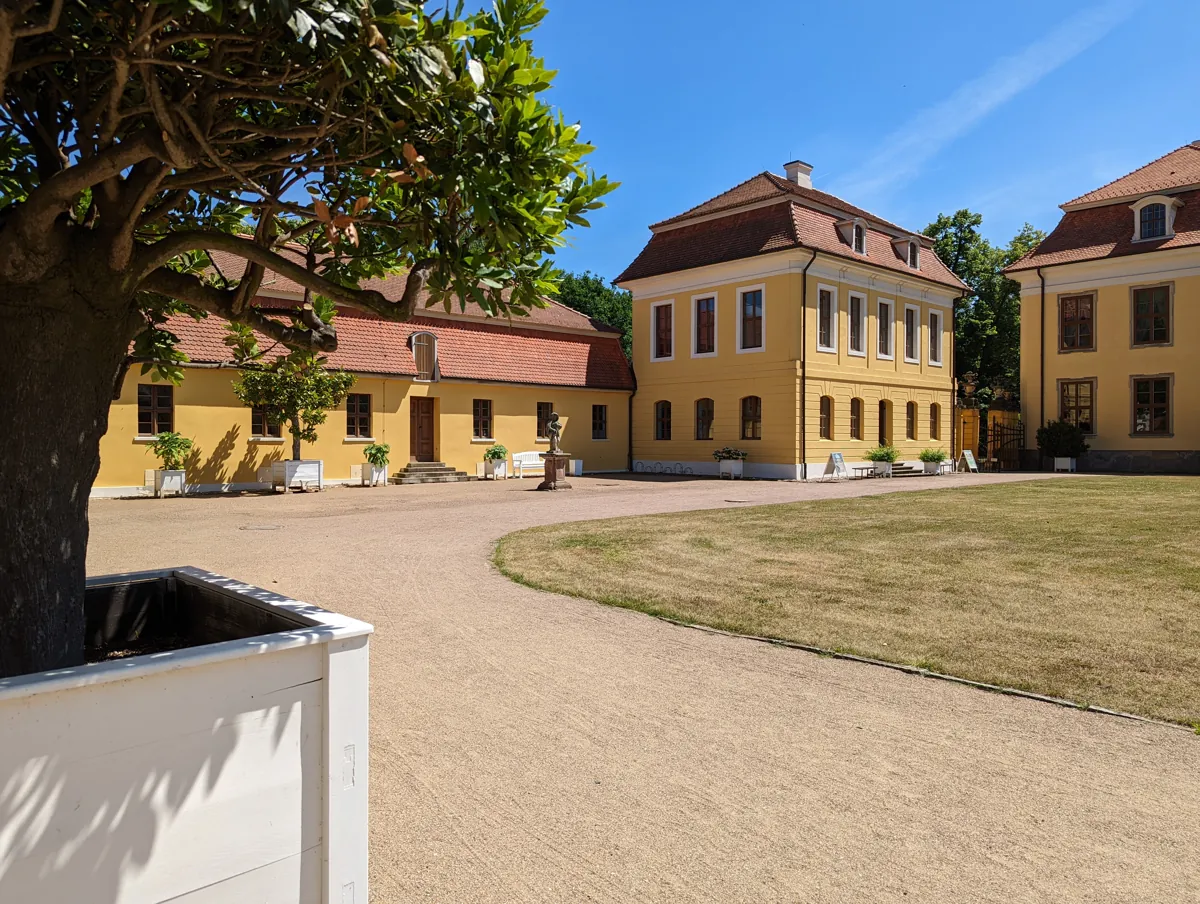 Gelbe Gebäude am Hof von Schloss Mosigkau