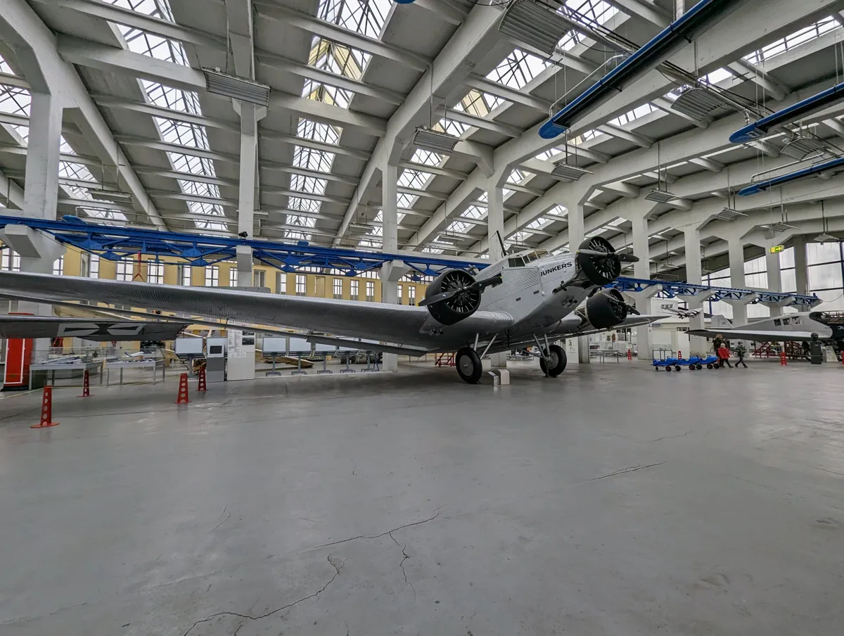 Halle des Technikmuseums Hugo Junkers mit einem dreimotorigen Junkers-Flugzeug