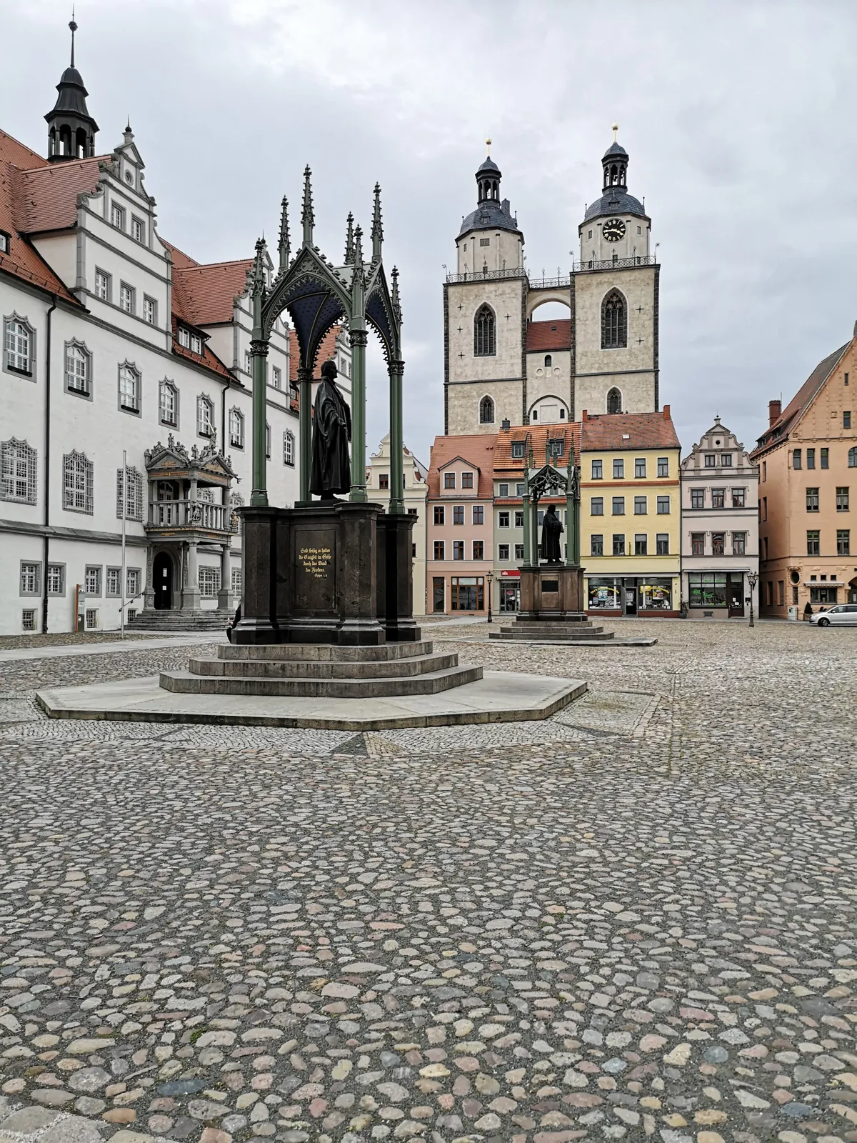 Marktplatz Wittenberg mit Lutherdenkmal, Rathaus und Stadtkirche