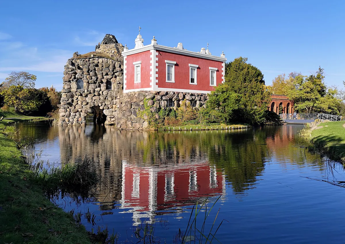 Insel Stein mit der Villa Hamilton im Wörlitzer Park, im Wasser gespiegelt
